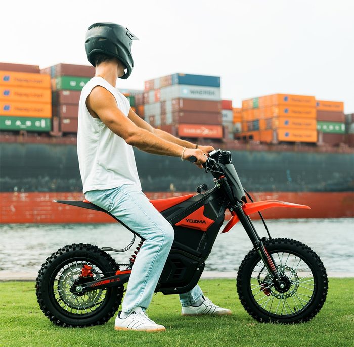 Rider Yozma lângă port