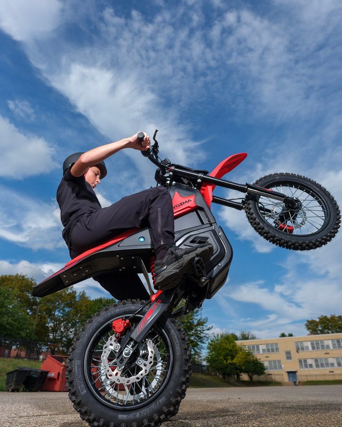 Rider Yozma făcând wheelie